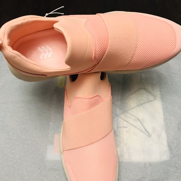 ALL IN MOTION WOMEN SLIP-ON SNEAKERS. STYLISH DESIGN FOR COMFORT. NEW, SIZE 12 - Picture 4 of 8